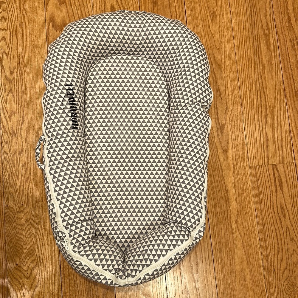Northwell Cuddle Nest (faux dock-a-tot) with carrying bag